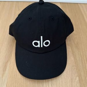 alo off-duty cap in black/white